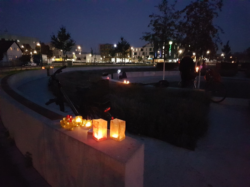 garten der religionen abends kerzen